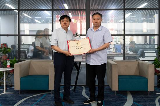 BEAT365官网向范强现场颁发聘书