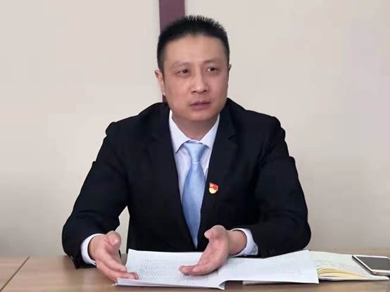 说明: 桌子前坐着穿西装的男人
描述已自动生成