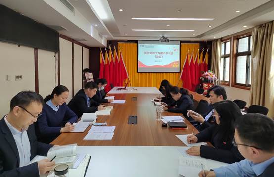 会议室里的人们
描述已自动生成