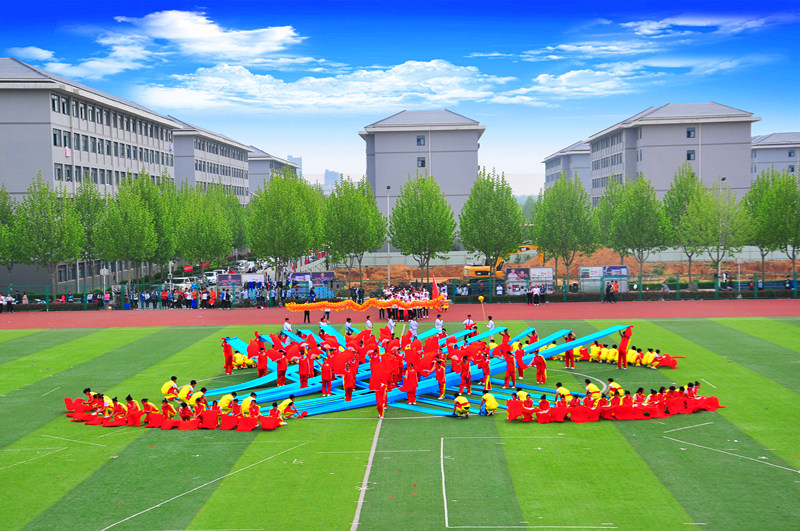 土木工程学院运用红色条幅拼成的大型中国结