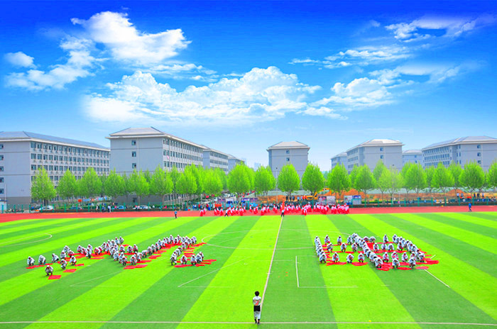 机电学院120位男生摆出“机电”汉字