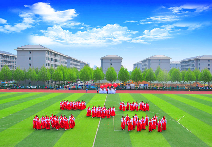 文传学院身着汉服的女生队在《临风兮•云舞》音乐中尽展女子的婉约与柔美