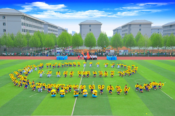 电子商务学院方队摆出"e"造型