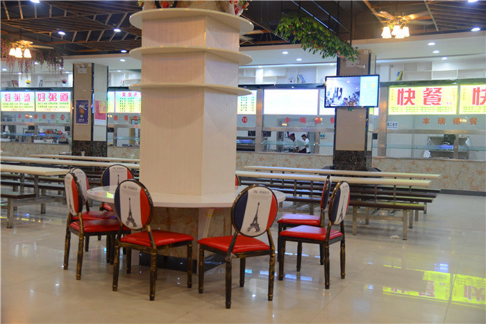 第一餐厅“圆桌会议”式就餐