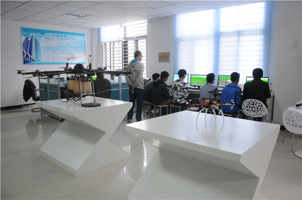 无人机团队认真工作中