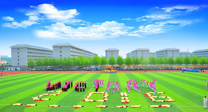 现代物流与管理学院摆出“胜利”的英文单词“VICTORY”和数字2016